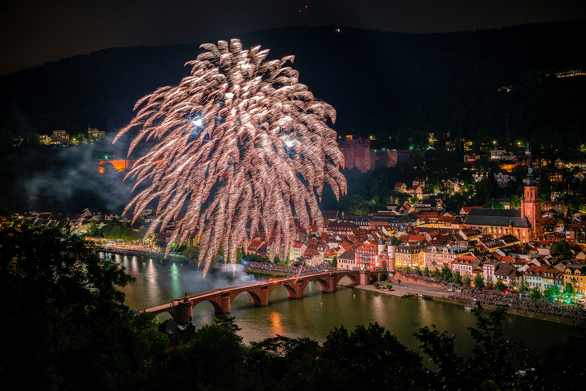Schlossbeleuchtung mit Altstadt- und Schlosspanorama und Feuerwerk Schlossbeleuchtung Mit Altstadt Und Schlosspanorama Und Feuerwerk